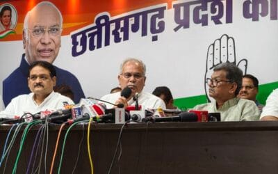 भूपेश बघेल और चरणदास महंत प्रेस वार्ता