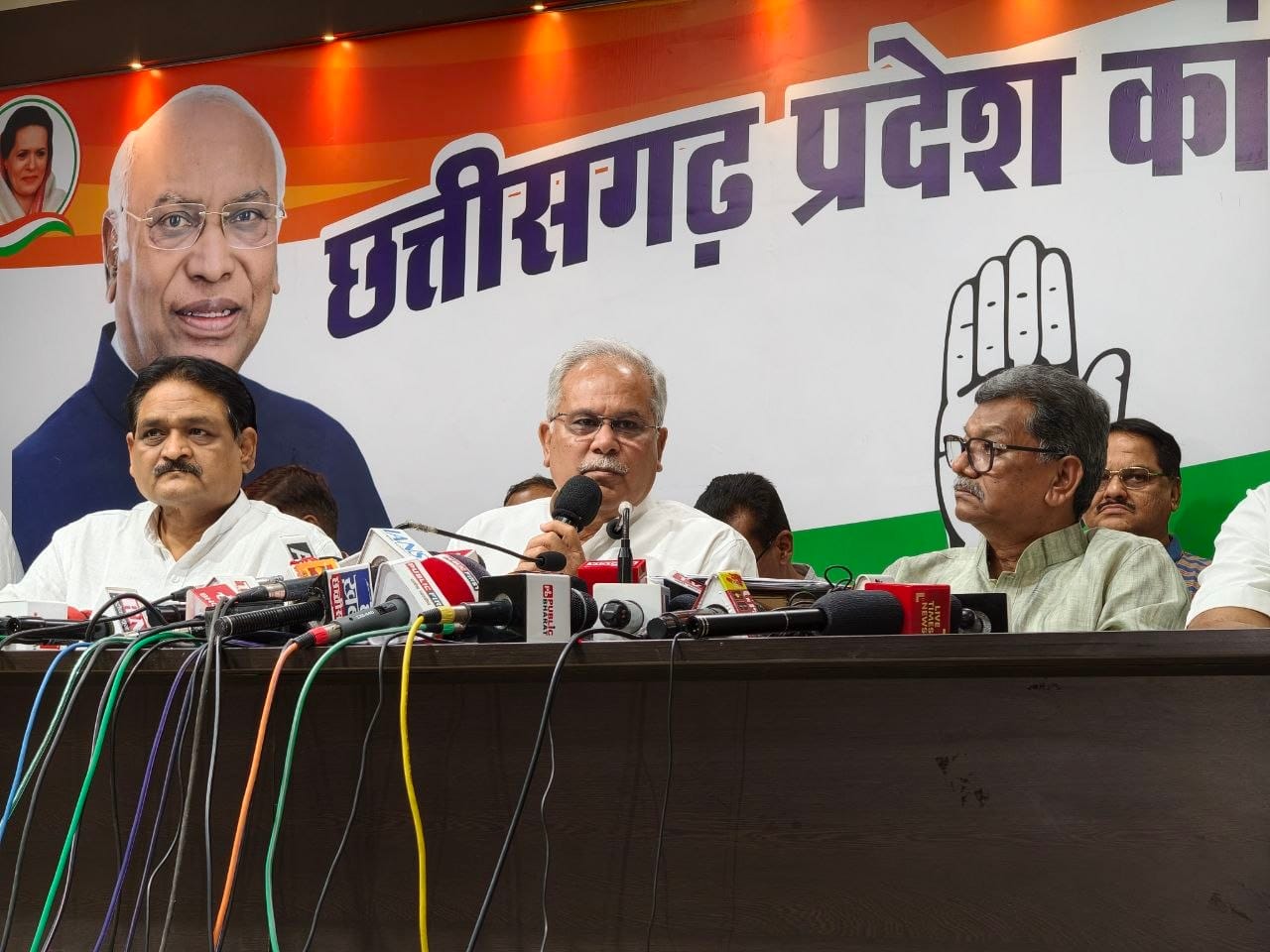 भूपेश बघेल और चरणदास महंत प्रेस वार्ता