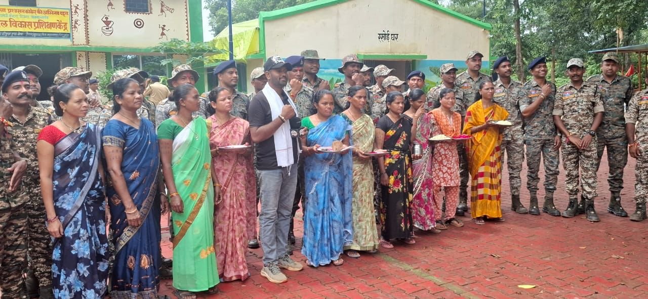 25 साल नक्सली संगठन में रहीं मीना ने जवानों की कलाई पर बांधी राखी