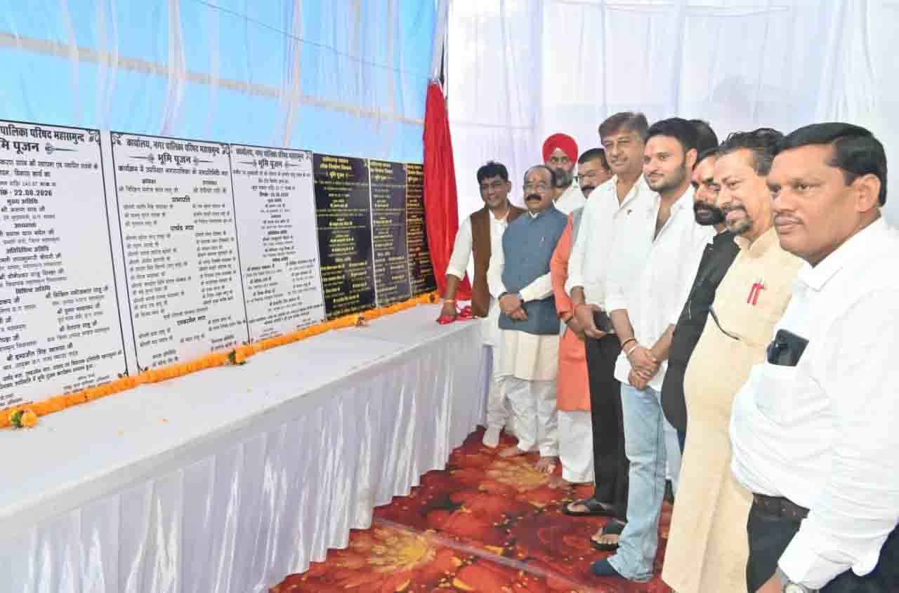 अरुण साव महासमुंद में विकास कार्यों का भूमिपूजन करते हुए