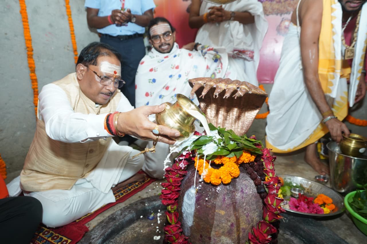 मुख्यमंत्री विष्णुदेव साय ने बाबा कर्मेश्वर धाम में किया रुद्राभिषेक