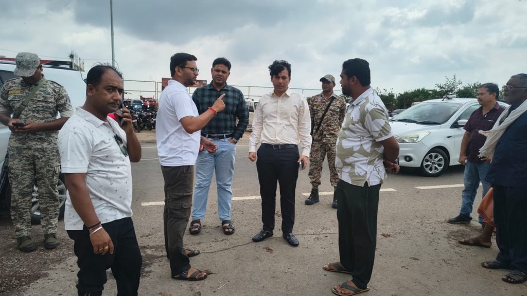 Bastar Collector Akash Chhikara and SP Shalabh Sinha inspecting flood affected areas near swelling Indravati river