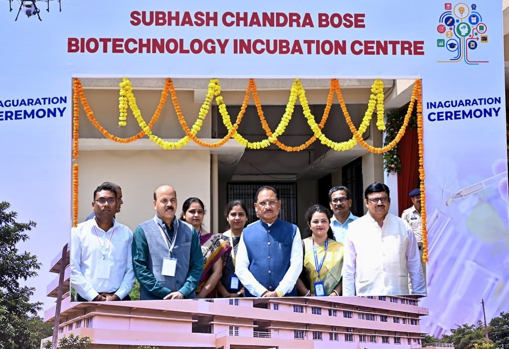 Chhattisgarh CM Vishnu Deo Sai interacting with youth and startup entrepreneurs at Youth Innovation Conclave in Raipur