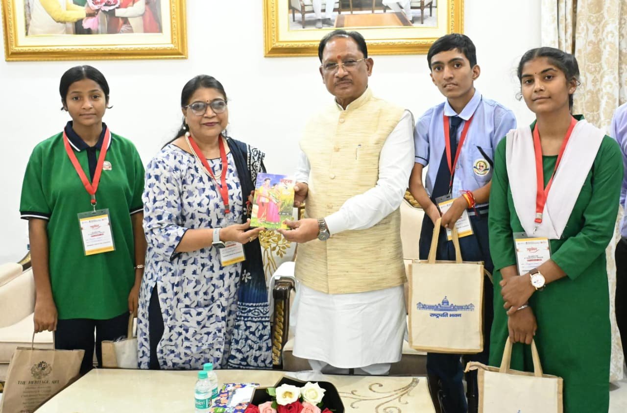 Chhattisgarh students who met President Droupadi Murmu call on CM Vishnudev Sai at Raipur